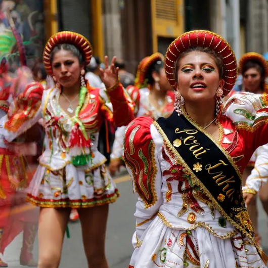 Mujeres bailando danzas peruanas