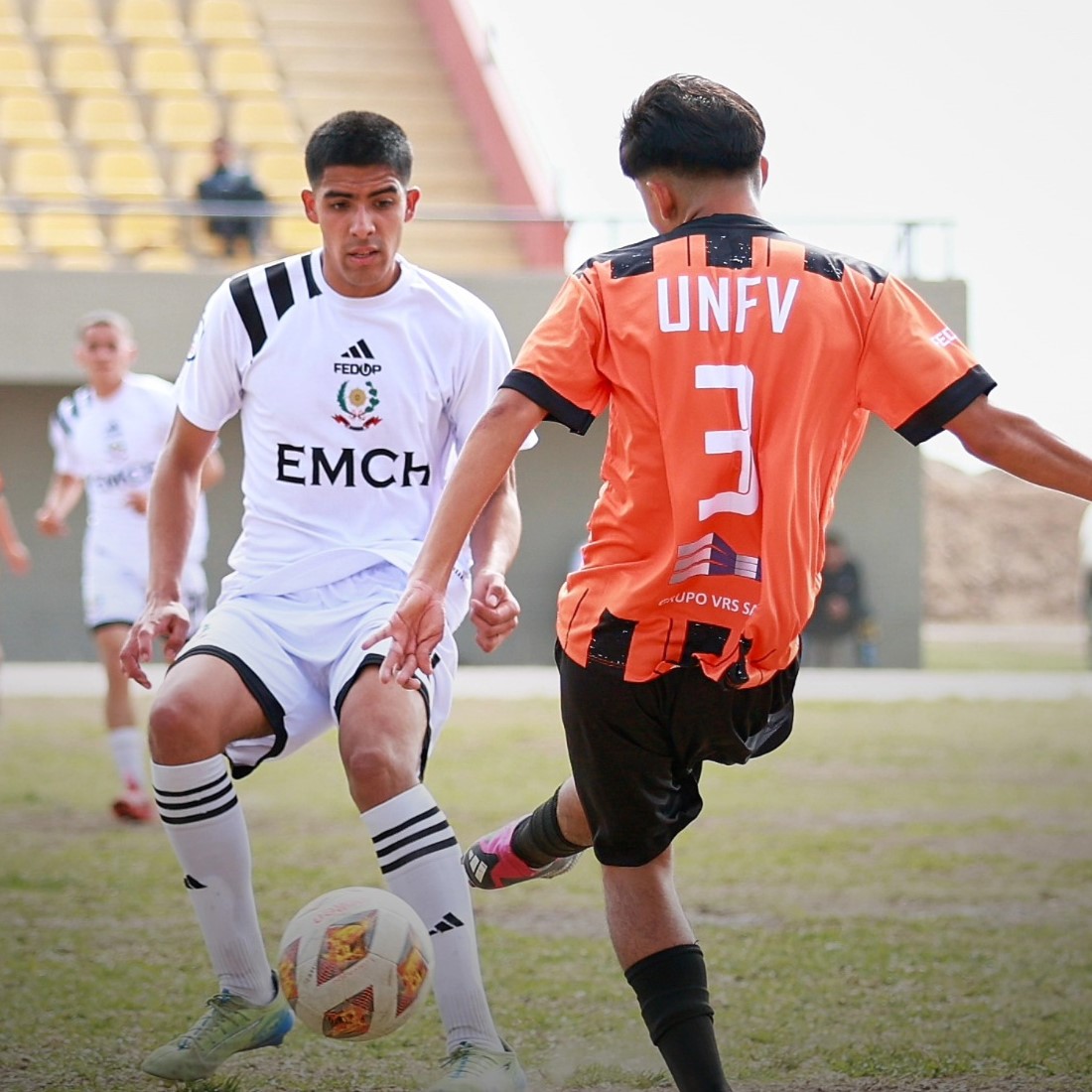 Estudiantes jugando fútbol