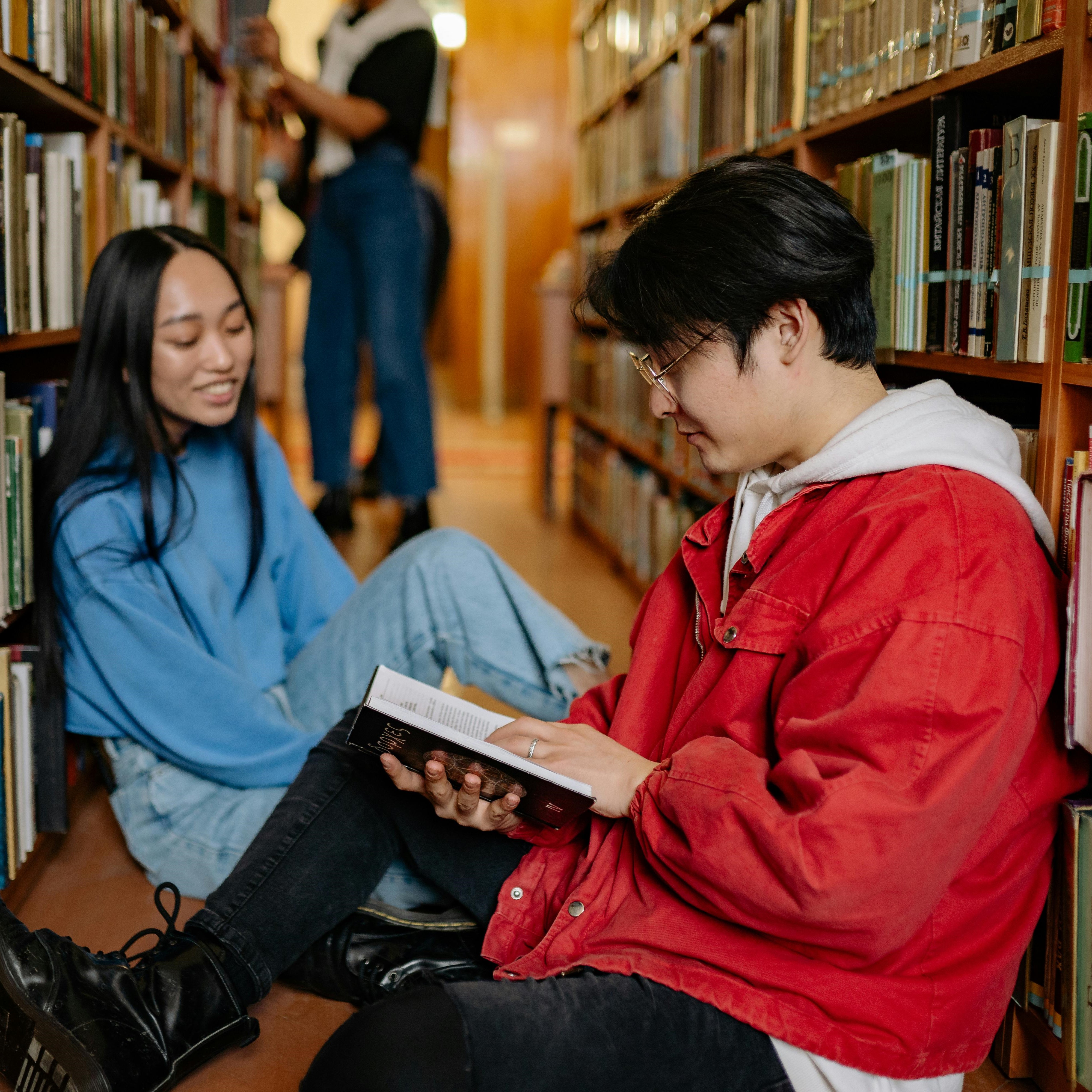 Dos estudiantes leyendo en la biblioteca