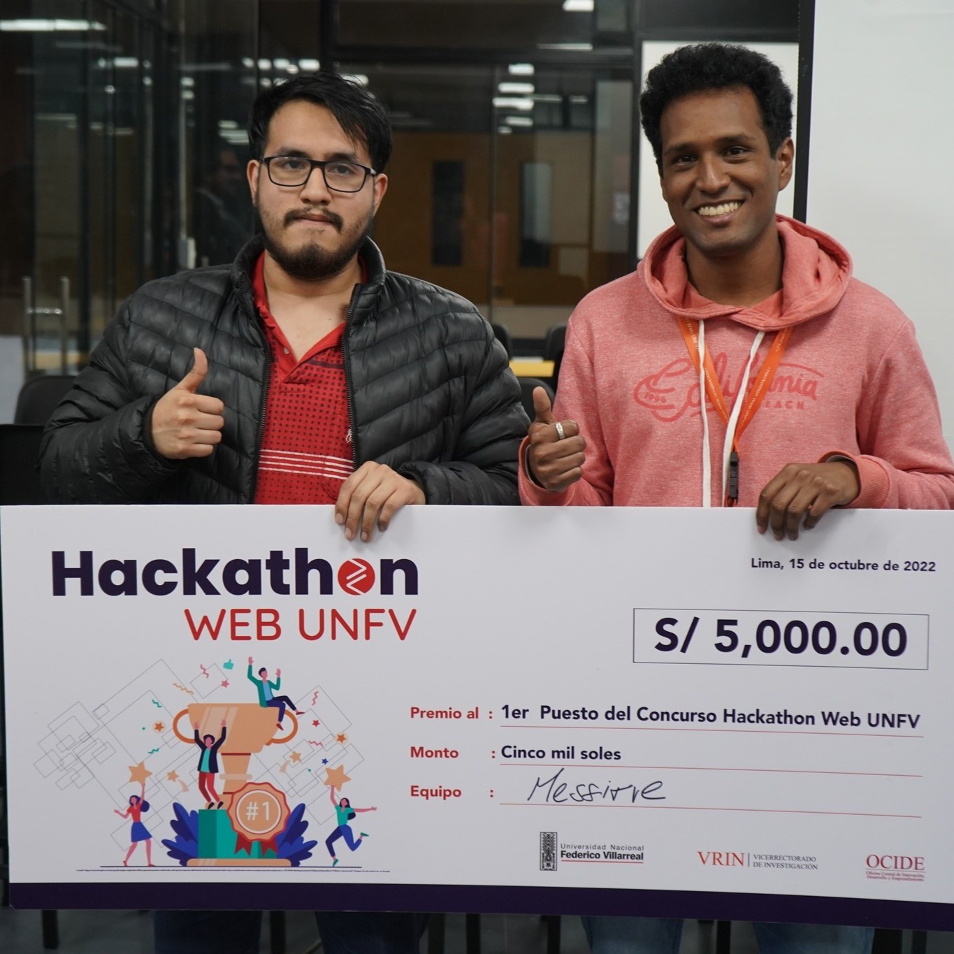 Estudiantes ganadores del Hackathon Web UNFV